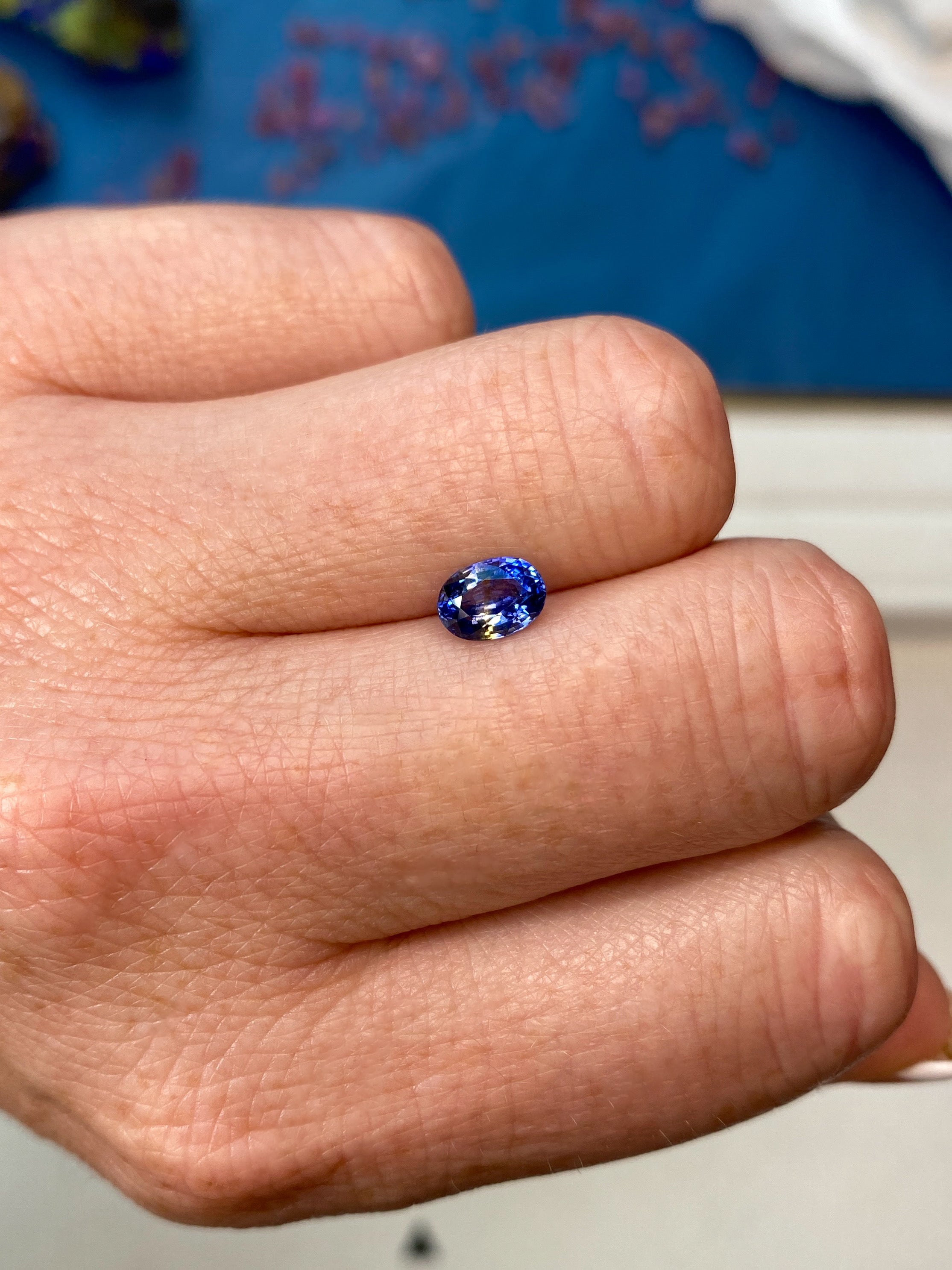 1.07ct Cornflower Blue Sapphire with Yellow Band